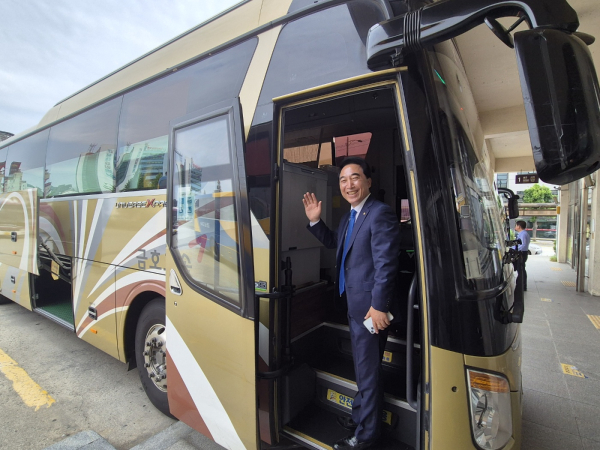 공주시외버스터미널에서 버스에 타는 박수현 의원