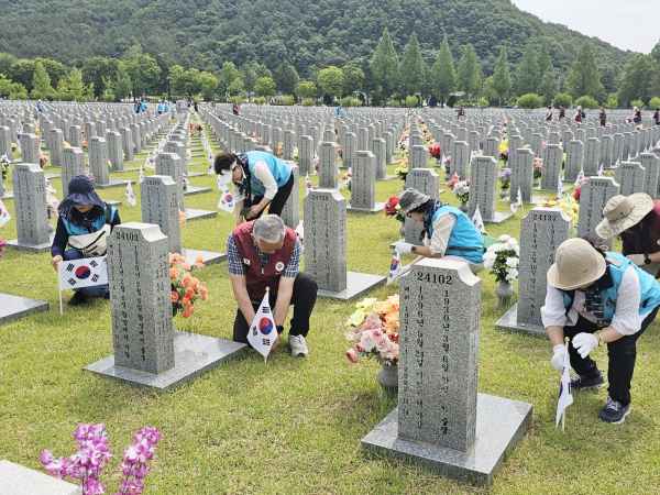 대전·충남재향군인회, 국립대전현충원 묘역 정화활동 진행 모습