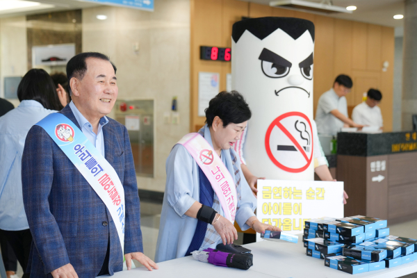 출근길 금연캠페인에 참여한 김지철 교육감