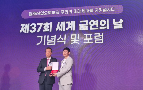 (좌측부터) 보건복지부 박민수  2차관, 금연지원센터 이덕원 팀장