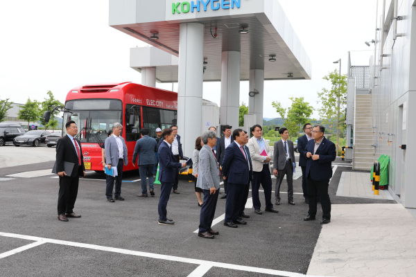 수소충전소 현장 업무 보고 진행 모습