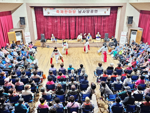 대전시노인복지관은 SK이노베이션 SK1004봉사단과 함께 어르신을 위한 따뜻한 가정의 달 행사 진행 모습