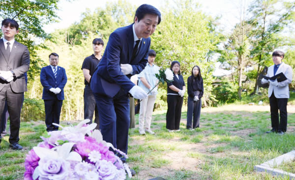 헌화하는 김정겸 총장