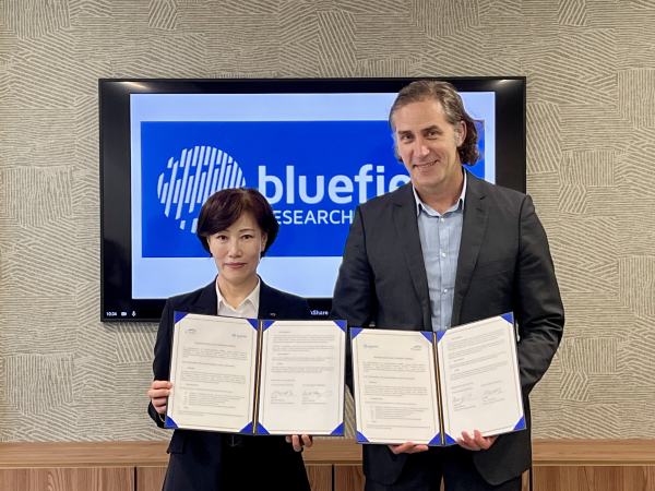 5월 31일 스페인 바르셀로나 현지에서 세계 디지털 물시장 선점을 위해 글로벌 물관리 전략컨설팅 전문기업인 블루필드리서치(Bluefield Research)와 업무협약을 체결하면서 선진국 물 시장 진출을 위한 기반을 다졌다.(사진 왼쪽부터 구자영 한국수자원공사 기획부문장, 키스 헤이즈(Keith Hays) 블루필드리서치 부사장)