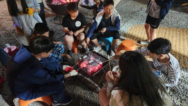 세종시 연서면 포도나무 정원에서 쌍류초 교육공동체가 별빛 달빛 캠프에 참여하고 있다.