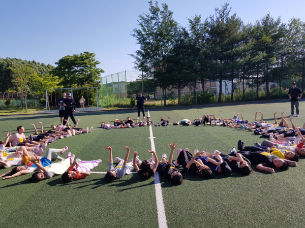 세종도원초에서 도원 가족들이 ‘자녀와 함께하는 공감 캠프’에 참여하여 즐거운 시간을 보내고 있다.