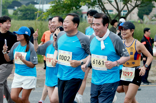 제21회 보령머드임해마라톤에 김동일 시장 참가 모습