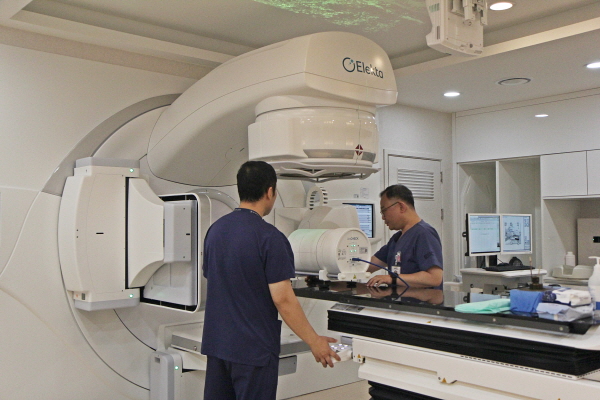 초정밀 방사선 암치료기 도입