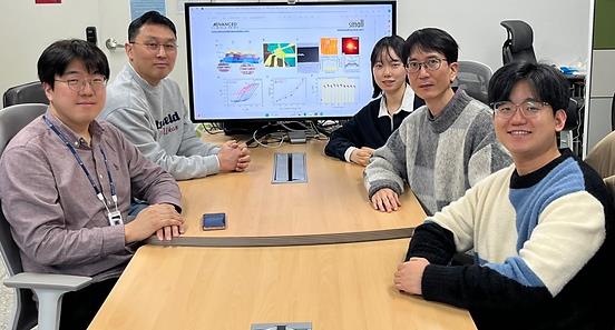 충남대 유영준 교수팀 단체 사진 (좌측 아래 시계방향 임강훈 유영준, 정원지, 강석주, 권오훈)