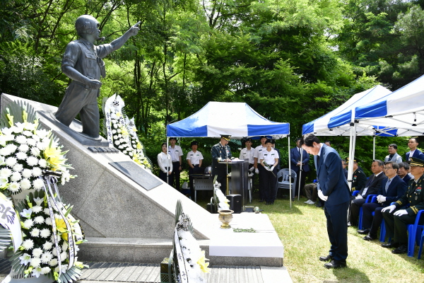 故권영주 중위 제44주기 추모식 거행(헌화 및 참배하는 김정겸 총장)