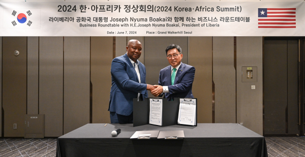 한국농수산식품유통공사-라이베리아 공화국 투자위원회 MOU1 * 김춘진 한국농수산식품유통공사 사장(우측), 제프 블리보 라이베리아 공화국 투자위원회 장관(좌측)