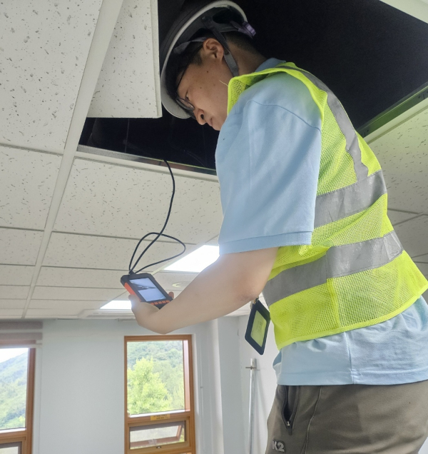 진흥원 합동 점검반원들이 국립칠곡숲체원에서 내시경 카메라(좌측 하단)를 활용하여 건물 내벽의 안전성 점검을 하고 있다