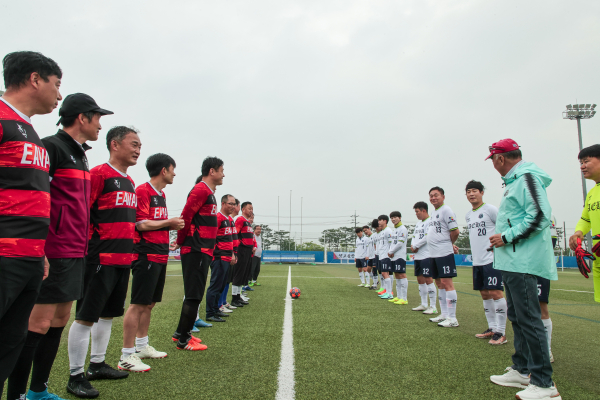 연예인축구단 일레븐FC, 당진시에서 취약계층 돕기 자선 축구 경기 진행 모습