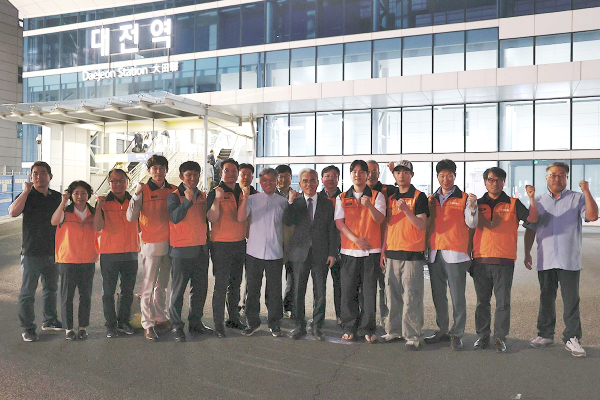 목원대 이희학 총장, 3년째 대전역 노숙인 급식봉사 진행 단체사진