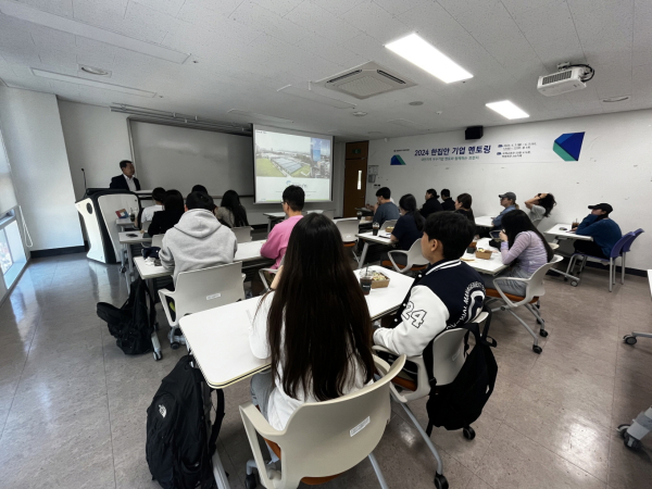 지난 3일부터 5일까지 운영한 ‘2024 한집안 기업 멘토링’ 프로그램에 지역 기업인 ㈜삼진정밀의 이중연 대표가 직접 참여해 학생 및 지역 청년에게 기업설명회를 진행하고 있다.