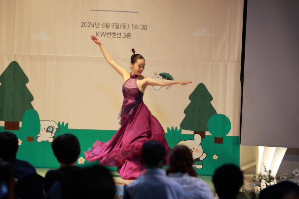 신규로 선발된 박정빈 아이리더의 한국무용 축하공연 현장