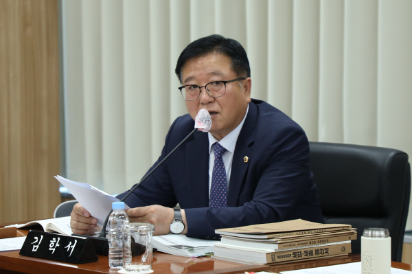 행정감사 하는 김학서 의원