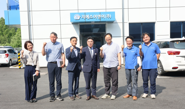 시 공직자와 지에스이엔이㈜ 관계자 단체사진, 왼쪽 네 번째부터 이응우 시장, 한형섭 사장