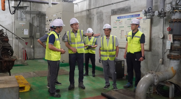 대전교통공사 관계자들이 중앙로역 집수정을 점검 중이다.