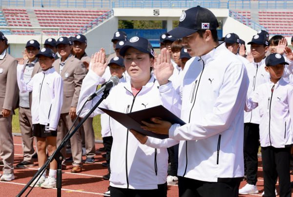 제76회 충청남도민체육대회 선수단 결단식(왼쪽) 이경란 100,200m 육상, 오)김태식 1500,5000m 육상