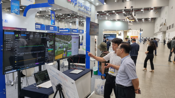 서부발전 관계자가 관람객에게 확장가상세계 안전협업 플랫폼을 시연하는 모습