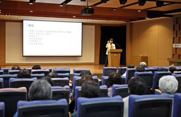 박상은 교수가 ‘손목관절 질환별 특징과 예방법’을 주제로 강의 모습