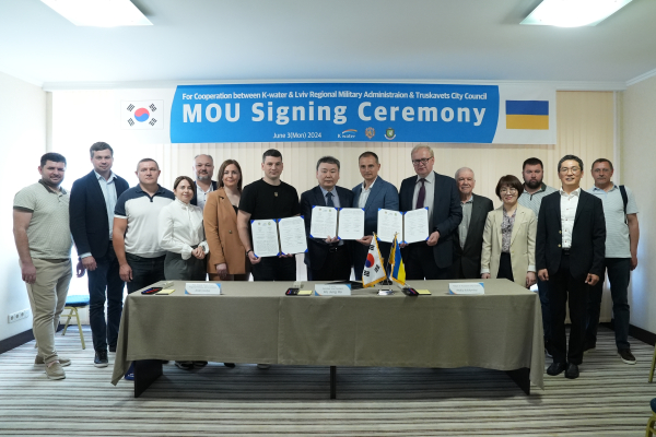 한국수자원공사(K-water, 사장 윤석대)는 6월 3일 우크라이나 르비우주(州) 현지에서 인도적 식수 공급시설 지원에 관한 업무협약을 체결하였다.(사진 왼쪽 일곱 번째부터 안드리 고디크(Andrii Godyk) 르비우주 제1부지사, 안정호 한국수자원공사 그린인프라부문장, 드미트로 프리푸텐(Dmytro Pryputen) 우크라이나 국회의원, 안드리 쿨친스키(Andriy Kulchynskyi) 트루스카베츠 시장)