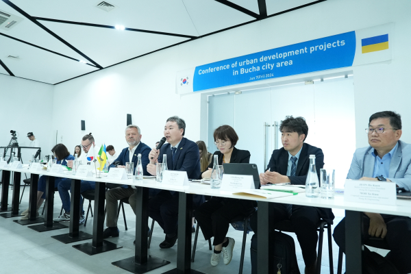 한국수자원공사(K-water, 사장 윤석대)가 6월 7일 우크라이나 키이우주(州) 부차시(市)에서 현지 지자체 및 한국기업 등 관계자와 함께 부차시 테크노 가든의 선도 지역 개발을 위한 협력을 논의했다.(사진 회의 석상 왼쪽 세 번째부터 아나톨리 페도룩(Anatolii Fedoruk) 부차 시장, 안정호 한국수자원공사 그린인프라부문장)