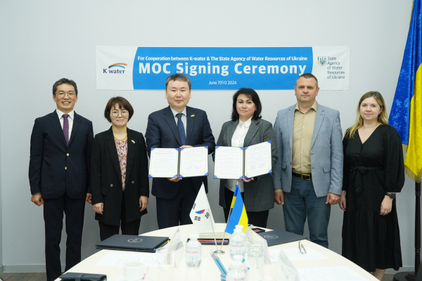 한국수자원공사(K-water, 사장 윤석대)가 6월 7일 우크라이나 키이우주(州) 현지에서 우크라이나의 물관리를 총괄하는 우크라이나 수자원청과 통합물관리 및 물관리 시설 협대화 협력, 기술정보 공유 등에 관한 협력 양해각서를 교환하였다.(사진 왼쪽 세 번째부터 안정호 한국수자원공사 그린인프라부문장, 나탈리아 라티쉬(Nataliia Latysh) 우크라이나 수자원청 제1부청장)