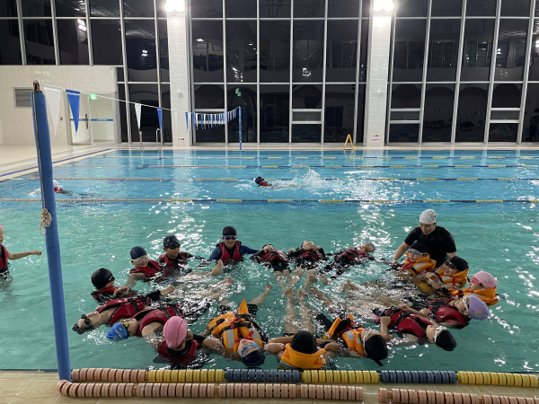 세종시 초등학생들이 생존수영 실기교육에 참여하고 있는 모습