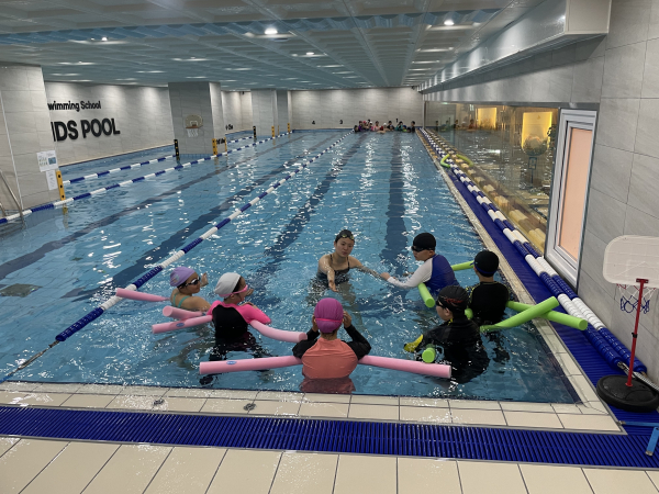 세종시 초등학생들이 생존수영 실기교육에 참여하고 있는 모습