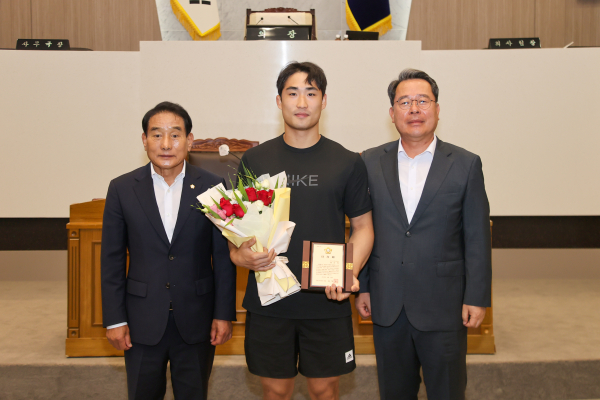 당진시의회, 태백장사 홍승찬 씨름 선수 표창패 수여 기념사진