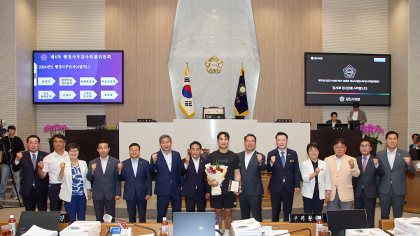 당진시의회, 태백장사 홍승찬 씨름 선수 표창패 수여 기념사진