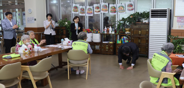 국가유공자들에게 큰절을 하고 있는 강도형 해양수산부장관