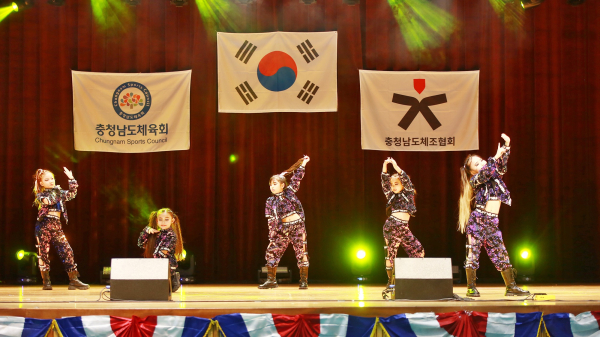 지난 13일부터 16일까지 열린 제76회 충청남도민체육대회에서 15개 시군 선수단이 열띤 경기 모습