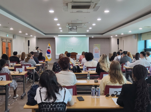 지난 14일, 2024년 하반기 원어민 보조교사 재계약식 개최