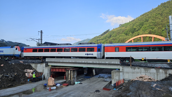 영동선 거리천교 철도교량 교체 완료 후 열차 운행