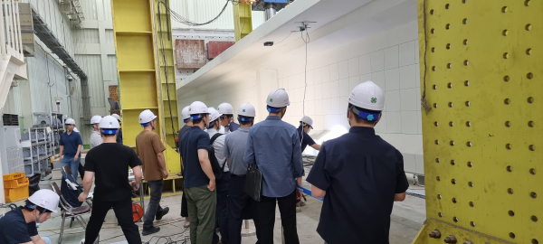 국가철도공단, 설계사, 시공사 등 철도교량 분야 전문가 약 50여명이 성능시험을 살펴보고 있다