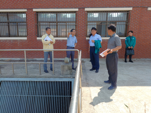 이승원 세종시 경제부시장, 봉암배수장 현장 점검 모습