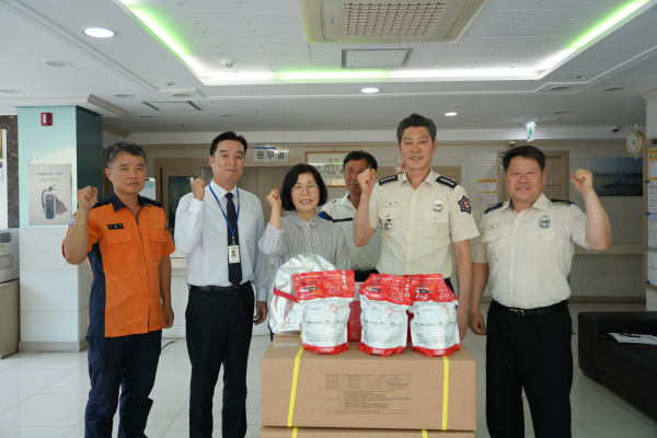 방연마스크 교체 보급 장면