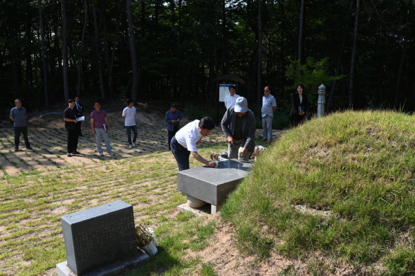 박정현 부여군수, 신동엽 시인 묘소 방문 모습