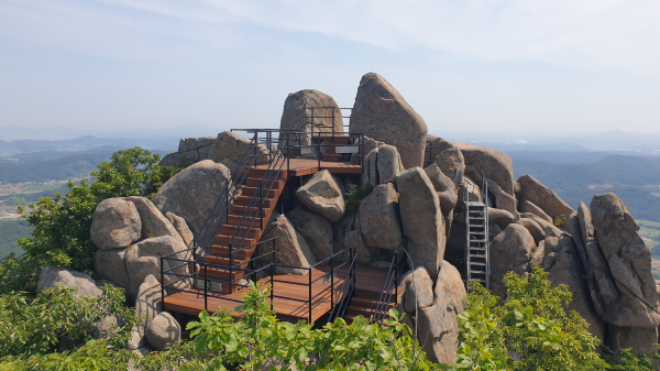 지난 22일 전면 개방될 예정인 팔봉산 3봉 안전데크