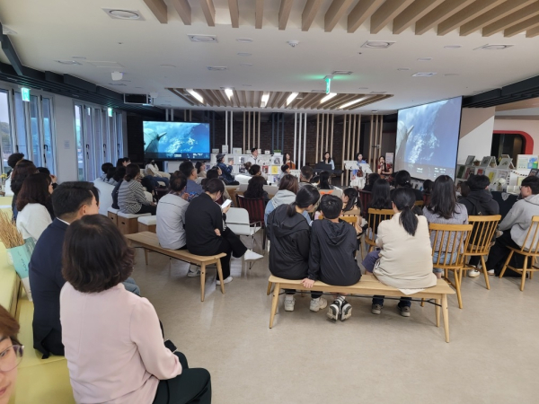 와글와글시끌벅적 말하는 도서관오감만족 말하는 공연 모습