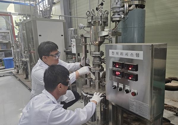 농업, 산림 폐기물 증기 폭쇄 기반 반탄화 반응기 운전하는 모습