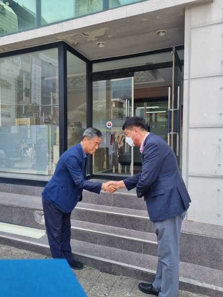 (사)대전시지체장애인협회는 21일 대전시의사회 사무실에서 의사협회의 집단휴진을 반대하는 서한을 전달했다.