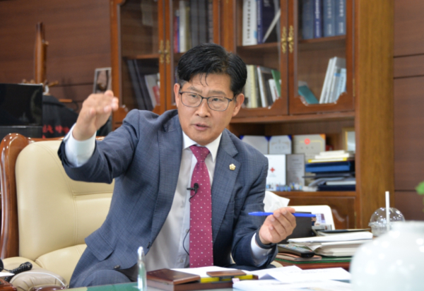 인터뷰 하는 정도희 천안시의회 의장