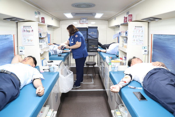 백남성 농협충남세종본부장(오른쪽)과 직원들이 사랑의 생명나눔 헌혈을 하고 있다.