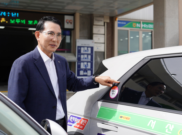 이완섭 서산시장과 개인택시 사업자 5명이 시청 본관 앞에서 교통약자 해누리(바우처) 택시 업무 협약 기념 모습