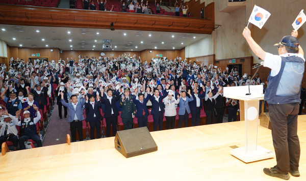 서산시 문화회관에서 25일 열린 6.25전쟁 제74주년 기념행사 모습