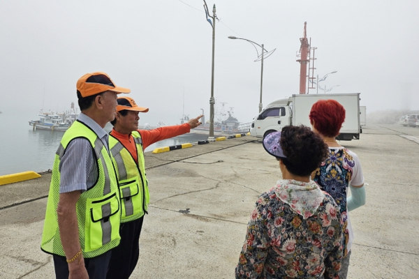 지난 21일 소원면 어은돌항에서 단속반원들이 현장을 점검하는 모습.